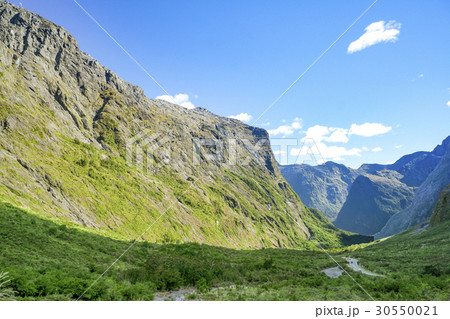ミルフォードサウンド　ホーマートンネル出口の風景 30550021