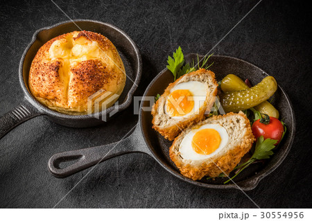 スコッチエッグ　イギリス料理　Scotch egg 30554956
