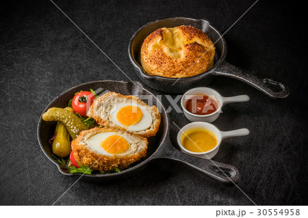 スコッチエッグ　イギリス料理　Scotch egg 30554958
