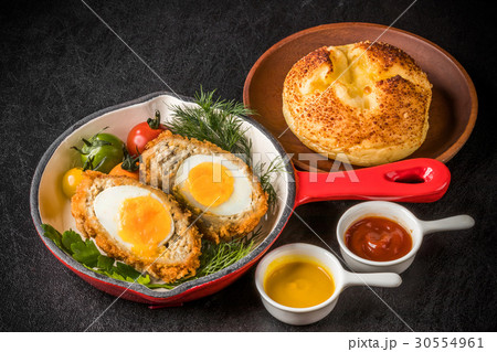 スコッチエッグ　イギリス料理　Scotch egg 30554961