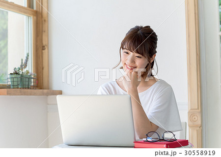 若い女性、パソコン 若い女性、パソコン 30558919