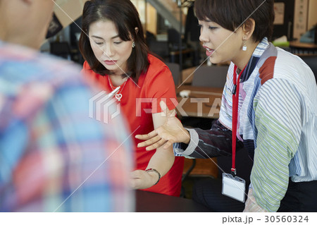 the woman is discussing with her colleagues. the woman is discussing with her colleagues. 30560324