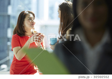 Businesswomen enjoy coffee in teatime together 30560502