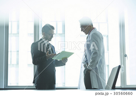A cooperation between an administration and a doctor in a hospital 30560660