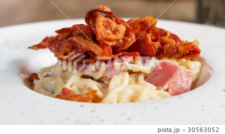 closeup carbonara in white plate closeup carbonara in white plate 30563052