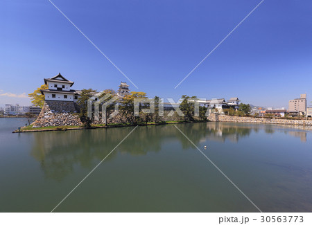 東側からの今治城全景（御金櫓、天守閣、武具櫓） 30563773