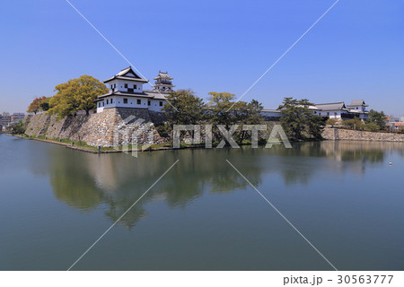 東側からの今治城全景（御金櫓、天守閣、武具櫓） 30563777