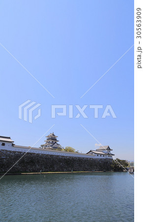 北から見る今治城天守閣と山里櫓 30563909