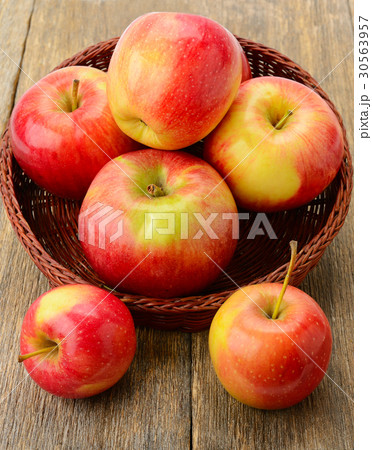 Ripe apples in a clay plate Ripe apples in a clay plate 30563957