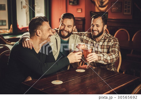 Cheerful old friends having fun and drinking draft 30565692