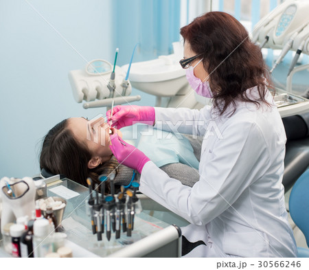 Female dentist with patient in the dental office 30566246