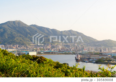 北九州市　奥洞海湾と八幡の街並み 30569008
