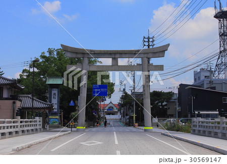 琴電琴平駅と鳥居 30569147