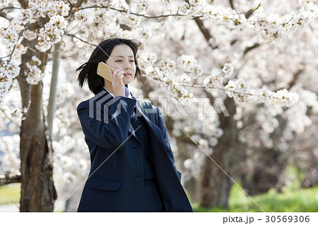 制服を着て桜の木の前に立つ女子高生 制服を着て桜の木の前に立つ女子高生 30569306
