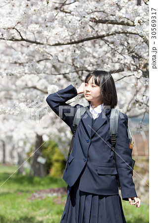 School girls standing in front of cherry - Stock Photo [30569317] - PIXTA