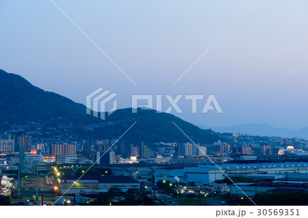北九州市 奥洞海湾と八幡の街並みの夕暮れ 北九州市 奥洞海湾と八幡の街並みの夕暮れ 30569351