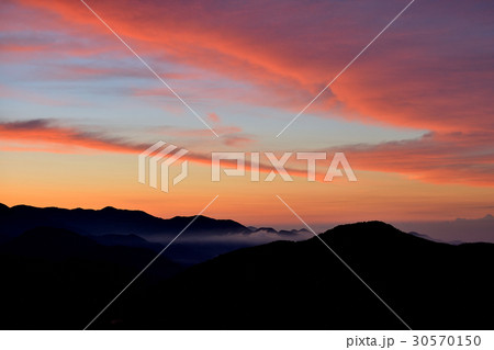 丹沢連山の朝焼け 30570150