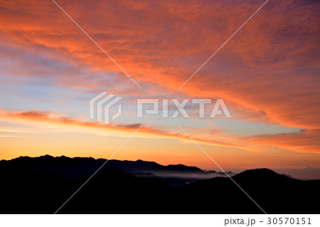 丹沢連山の朝焼け 30570151