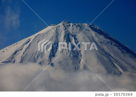御坂山地・王岳から見る雲上の富士山 御坂山地・王岳から見る雲上の富士山 30570369