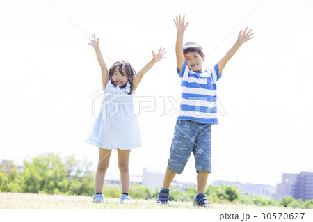 万歳する子供たち 30570627