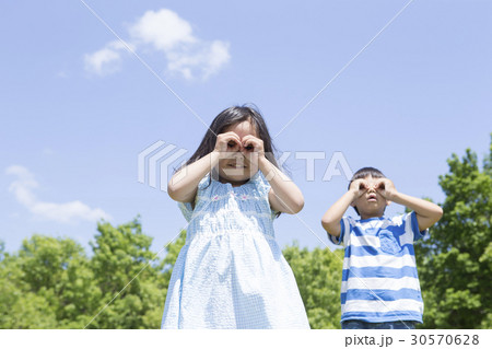 青空と元気な子供たち 30570628