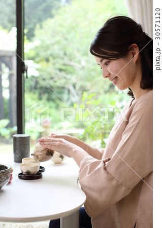 煎茶を入れる若い女性 煎茶を入れる若い女性 30571120