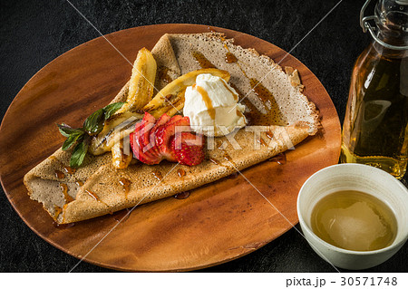 クレープ Cake of typical crepe France クレープ Cake of typical crepe France 30571748