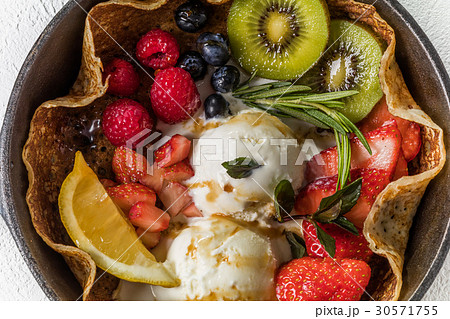 クレープ Cake of typical crepe France クレープ Cake of typical crepe France 30571755