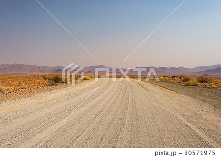 Gravel 4x4 road crossing the desert 30571975