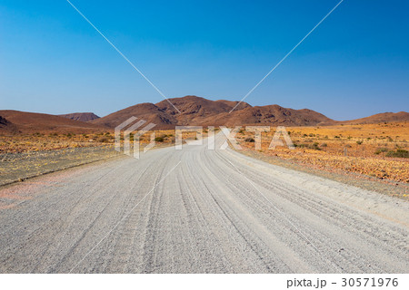 Gravel 4x4 road crossing the desert 30571976