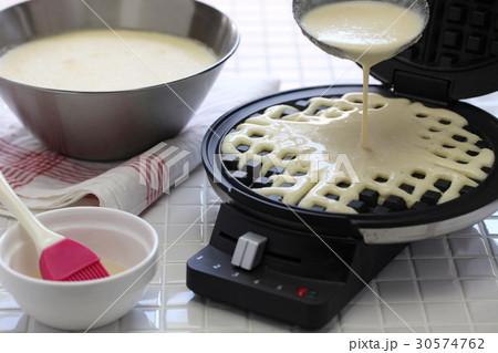 ワッフルメーカーで手作りワッフルを作る ワッフルメーカーで手作りワッフルを作る 30574762