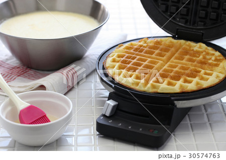ワッフルメーカーで手作りワッフルを作る ワッフルメーカーで手作りワッフルを作る 30574763