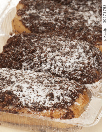 Eclairs with chocolate chips 30575798