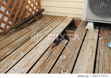 ウッドデッキが腐食し穴が開いた 30577557
