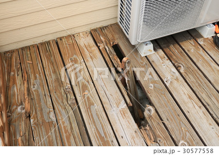 ウッドデッキが腐食し穴が開いた 30577558