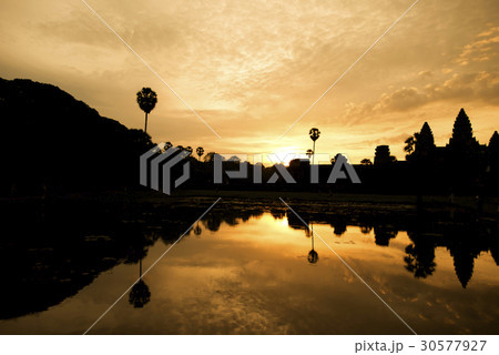 カンボジア　アンコールワット遺跡　朝焼け 30577927