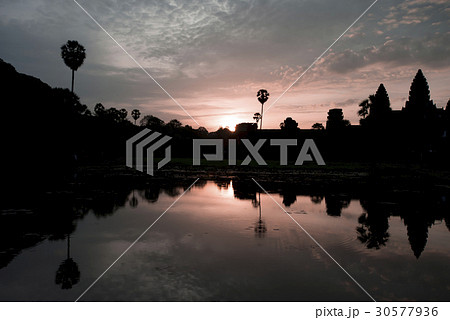カンボジア　アンコールワット遺跡　朝焼け 30577936