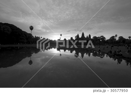 カンボジア　アンコールワット遺跡　朝焼け 30577950