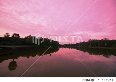カンボジア　アンコールワット遺跡　朝焼け 30577963