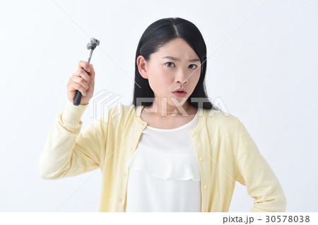 怒り 金槌を持って怒る若い女性 怒り 金槌を持って怒る若い女性 30578038