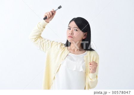 怒り　金槌を持って怒る若い女性 30578047