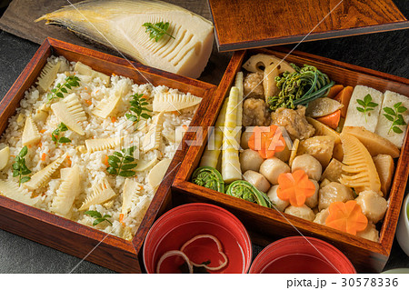 お弁当　Lunch box of a bamboo shoot and rice ball 30578336