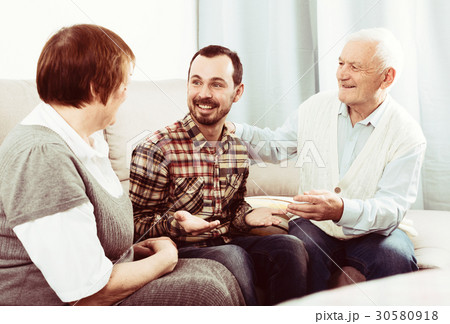 Grandparents and grandson talk 30580918
