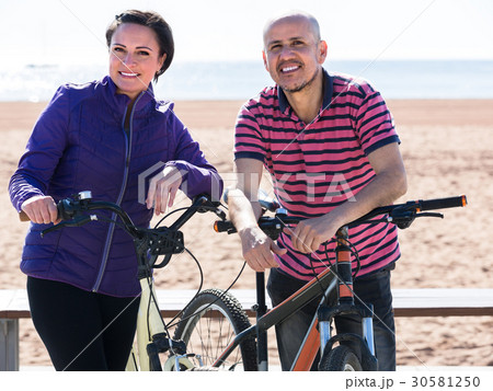 Mature couple with bicycles 30581250