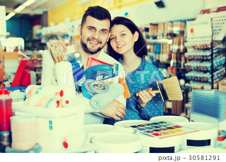 Couple buying tools for house decoration Couple buying tools for house decoration 30581291