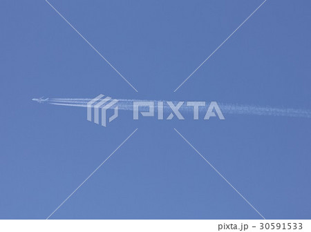 飛行機雲を引きながら飛行するB747ジャンボジェット旅客機 30591533