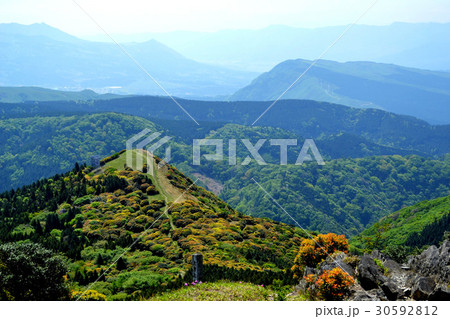 春 新緑の鞍岳 春 新緑の鞍岳 30592812