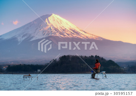 Fisherman in Kawaguchiko lake with Fuji mountain 30595157