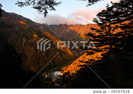 爺ヶ岳登山・扇沢の夜明け 30597028