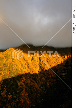 爺ヶ岳登山・夜明けの日差し 30597029